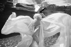 lorianneprobstphotography_underwatermaternityblackwhite